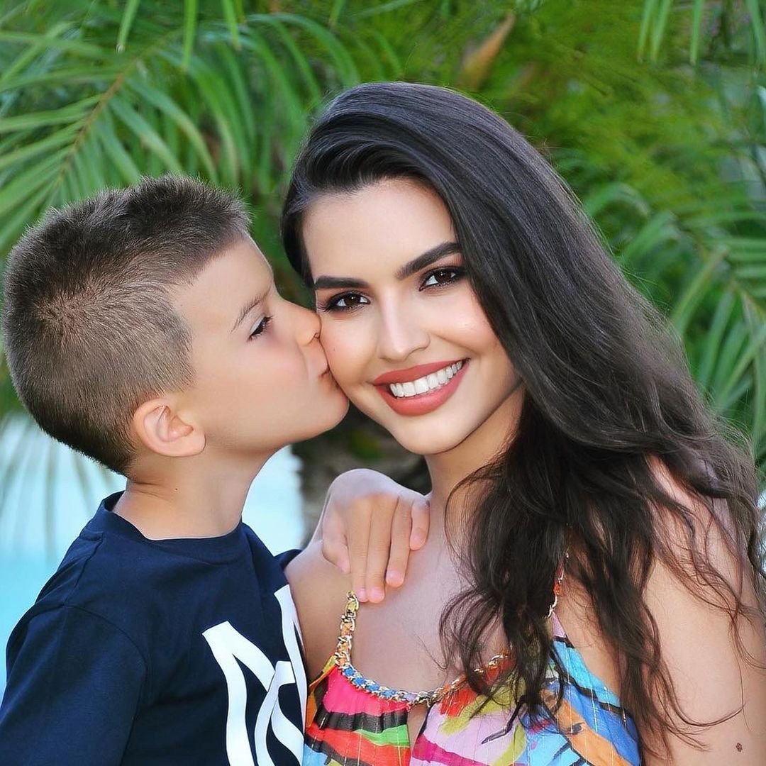 Fiicele lui Adrian Mutu, de o frumusețe răpitoare! Antrenorul român s-a pozat alături de cei patru copii și de actuala soție_13