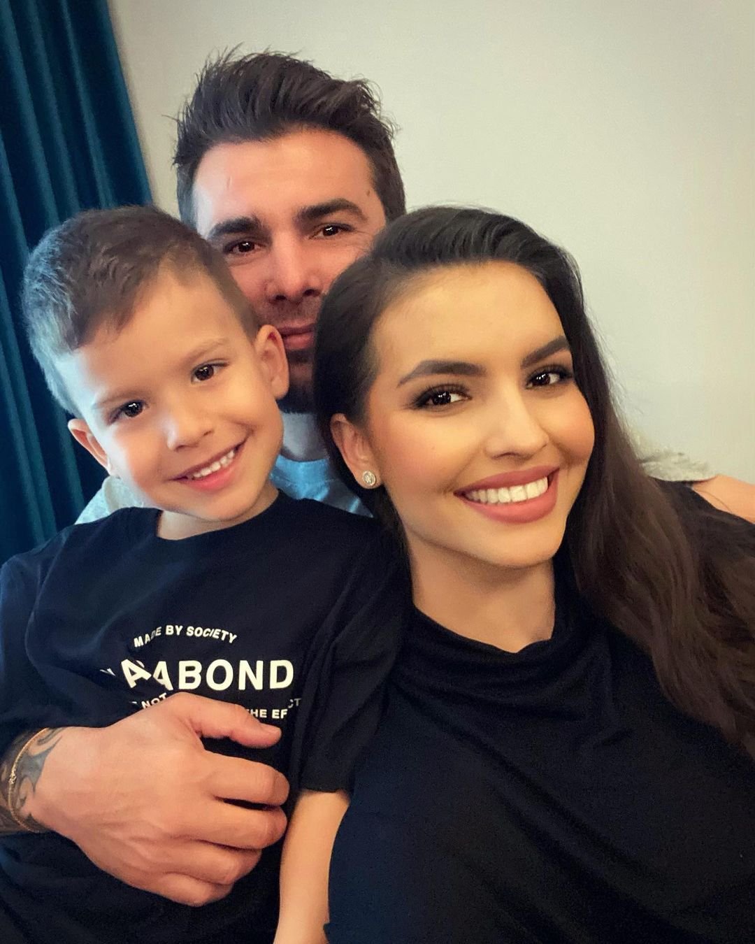 Fiicele lui Adrian Mutu, de o frumusețe răpitoare! Antrenorul român s-a pozat alături de cei patru copii și de actuala soție_34