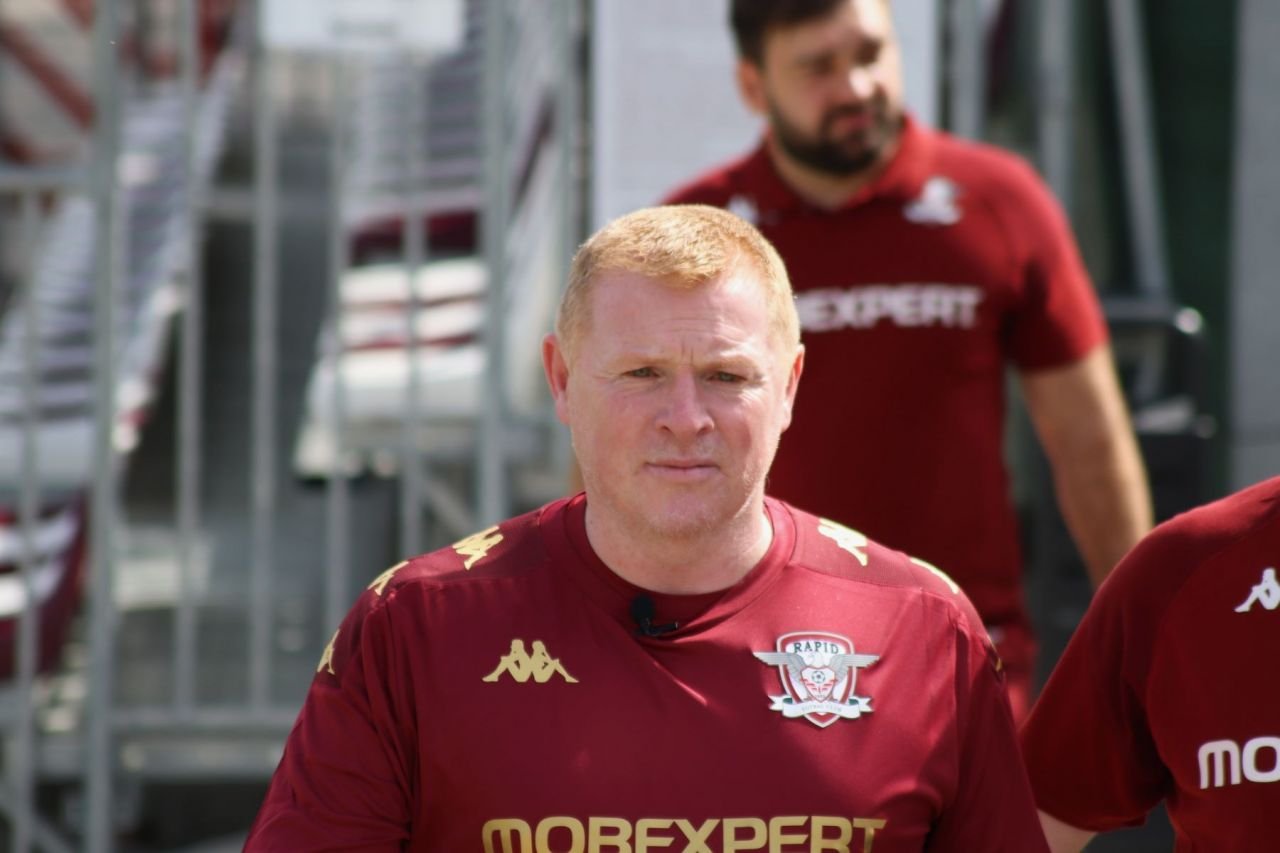 Lennon îl cheamă pe Ianis la Rapid. 