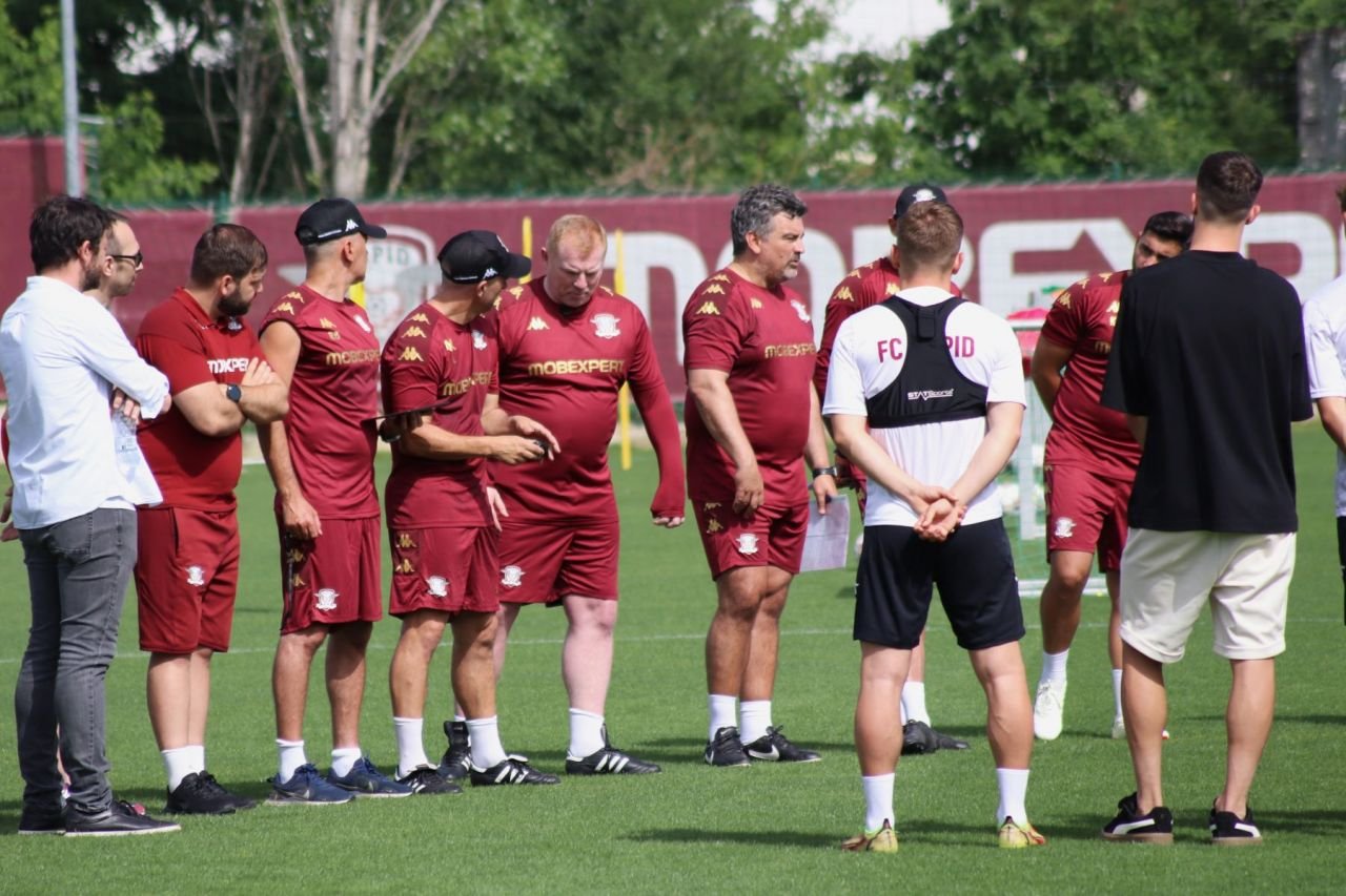 Lennon îl cheamă pe Ianis la Rapid. 