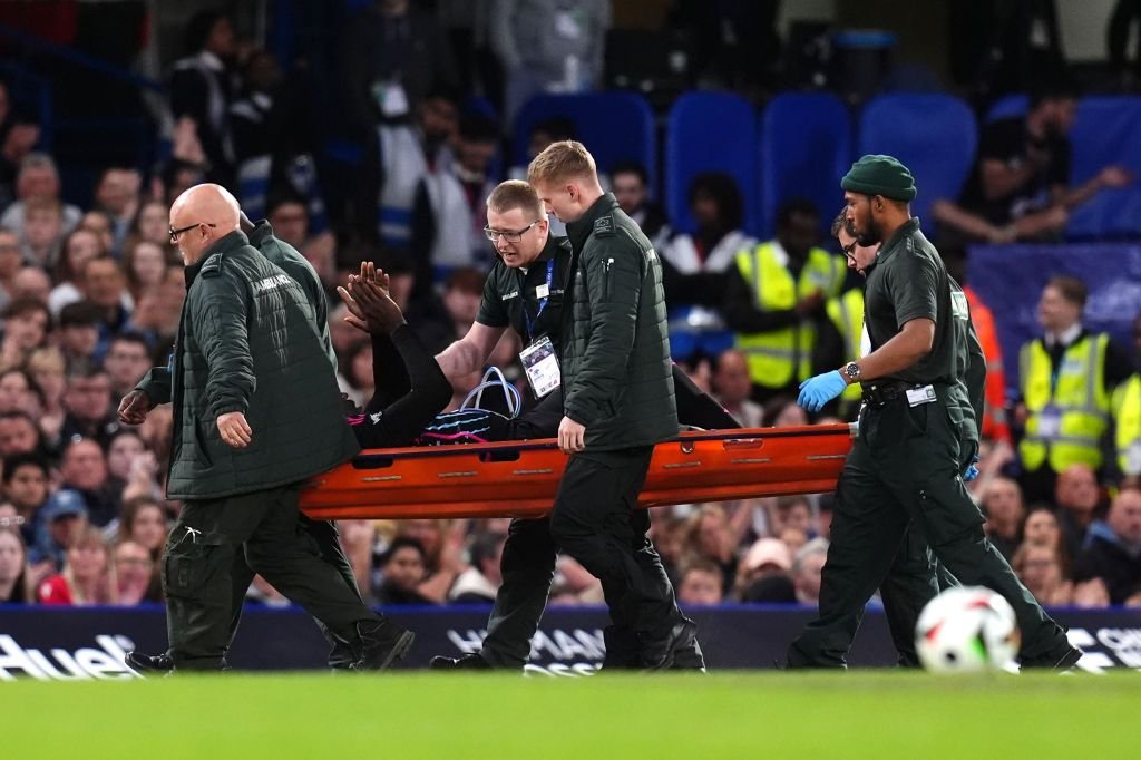 Accidentare teribilă pentru Usain Bolt, într-un meci caritabil de fotbal. Cât ar putea dura recuperarea _2