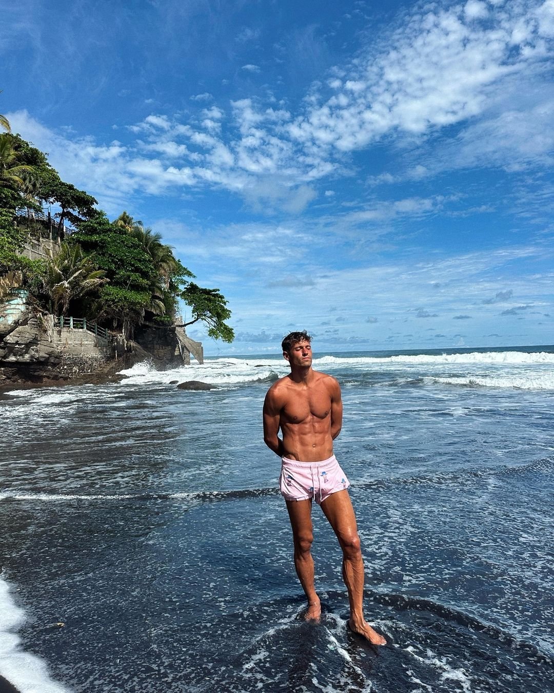 Exclus din lotul pentru EURO 2024, un fotbalist s-a fotografiat alături de superba sa soție, în vacanță: 