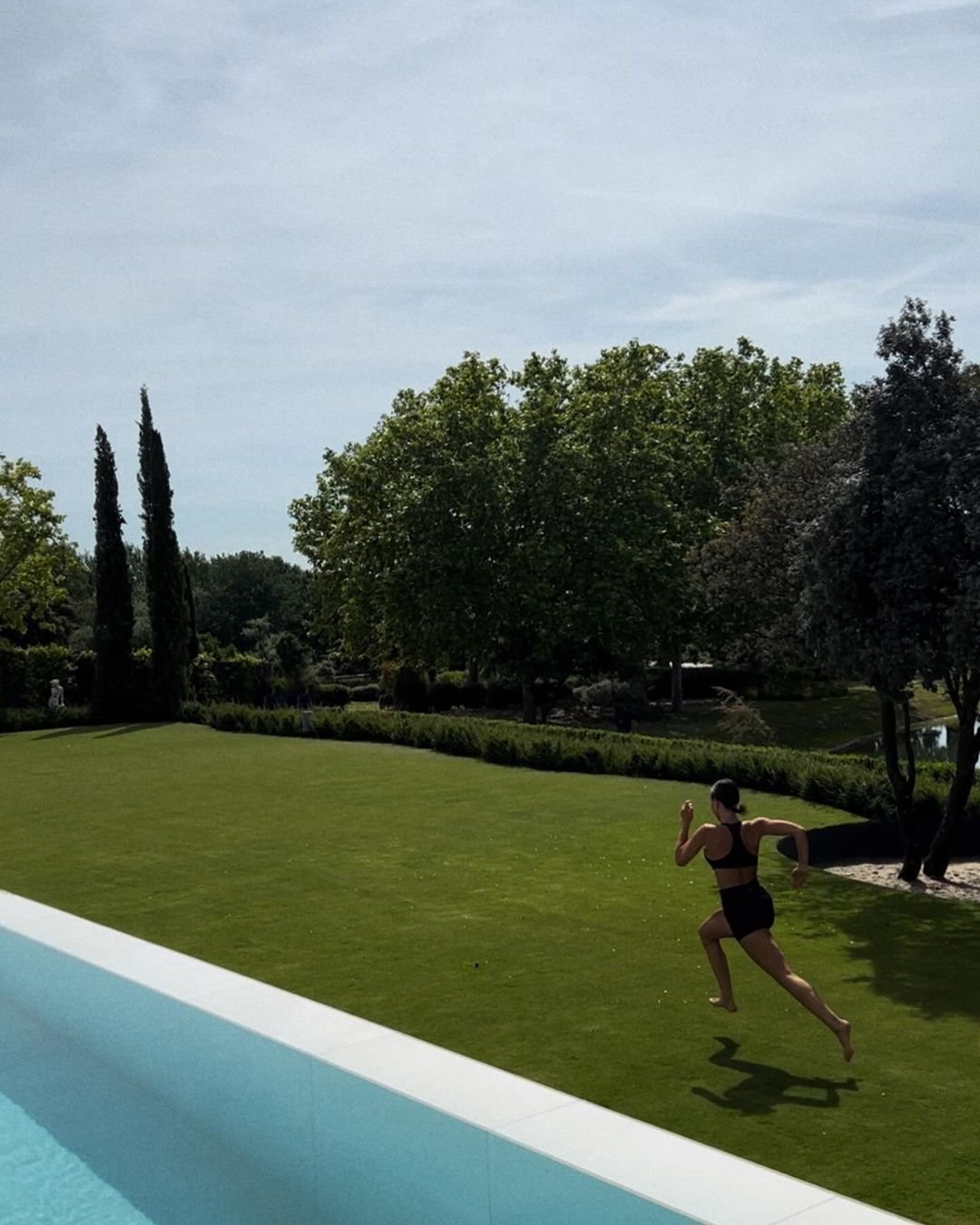 Exclus din lotul pentru EURO 2024, un fotbalist s-a fotografiat alături de superba sa soție, în vacanță: 