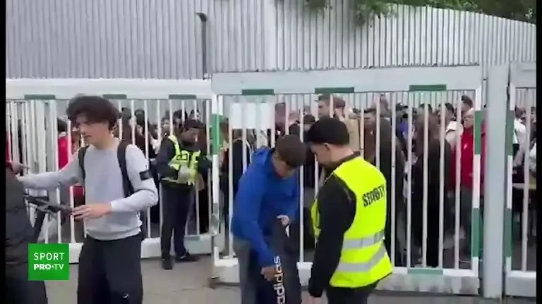 Suporterii au luat cu asalt stadionul pentru antrenamentul României (11/06/2024)