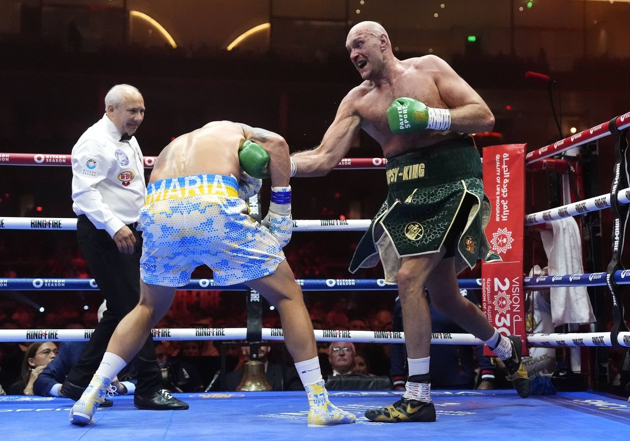 Cetățeanul turmentat. Paznicii l-au scos pe Tyson Fury dintr-un bar, apoi pugilistul s-a prăbușit pe trotuar_2