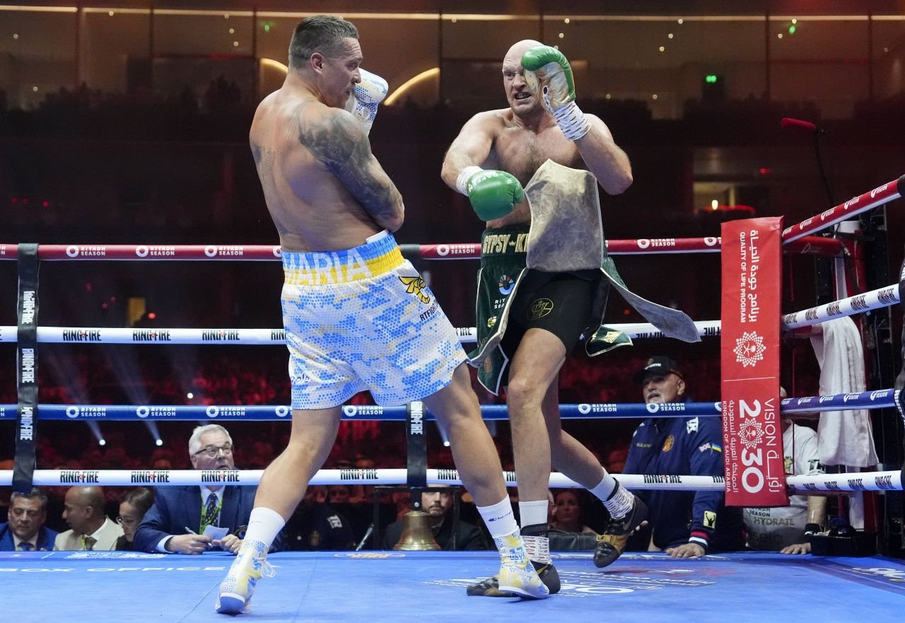 Cetățeanul turmentat. Paznicii l-au scos pe Tyson Fury dintr-un bar, apoi pugilistul s-a prăbușit pe trotuar_5