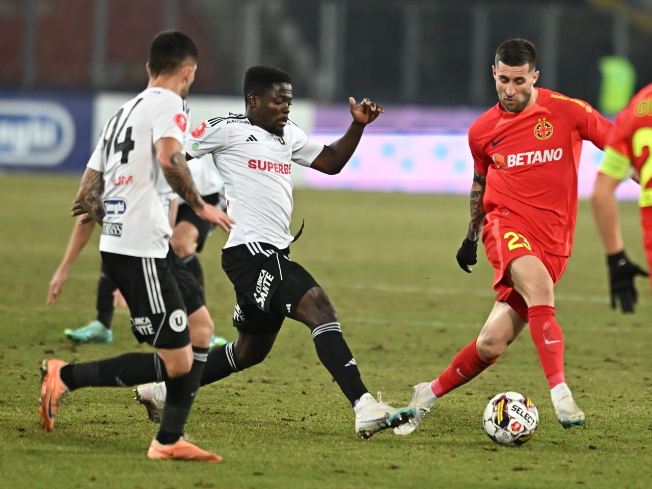 FC Argeș a transferat un mijlocaș din Superligă! 