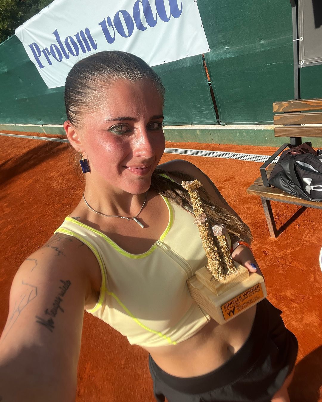 A câștigat un nou trofeu și s-a dezbrăcat! Ce a făcut Andreea Prisacariu în văzul fanilor_2