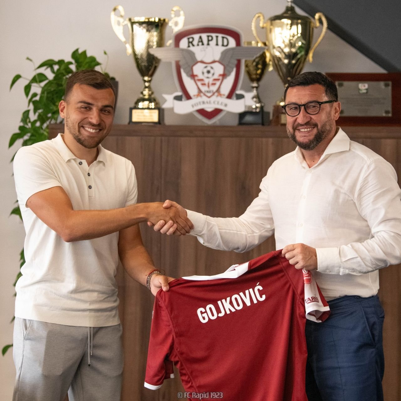 Luka Gojkovic a ajuns la București și s-a fotografiat cu Viorel Moldovan! Ce urmează pentru noul transfer de la Rapid_3
