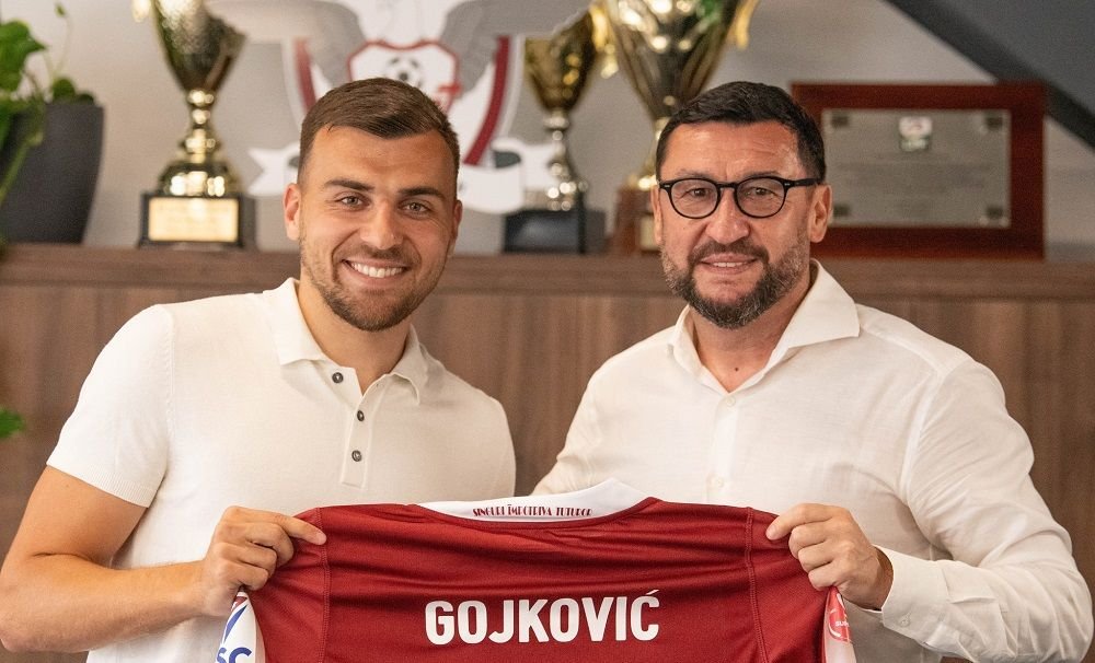 Luka Gojkovic a ajuns la București și s-a fotografiat cu Viorel Moldovan! Ce urmează pentru noul transfer de la Rapid