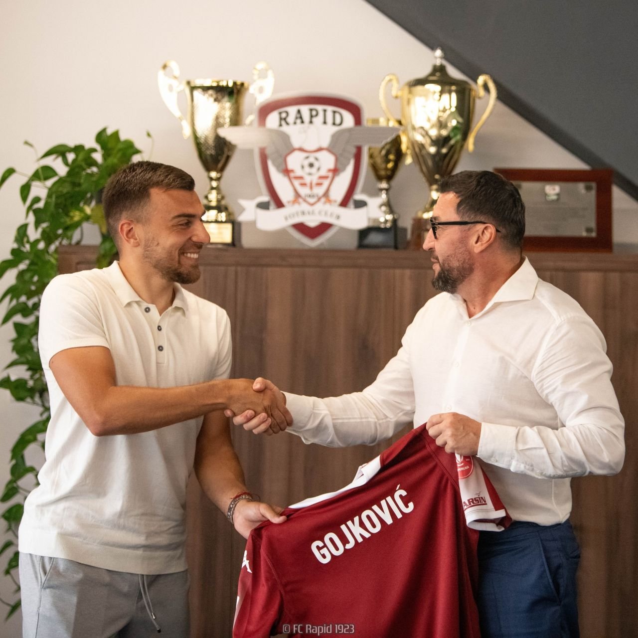 Luka Gojkovic a ajuns la București și s-a fotografiat cu Viorel Moldovan! Ce urmează pentru noul transfer de la Rapid_4
