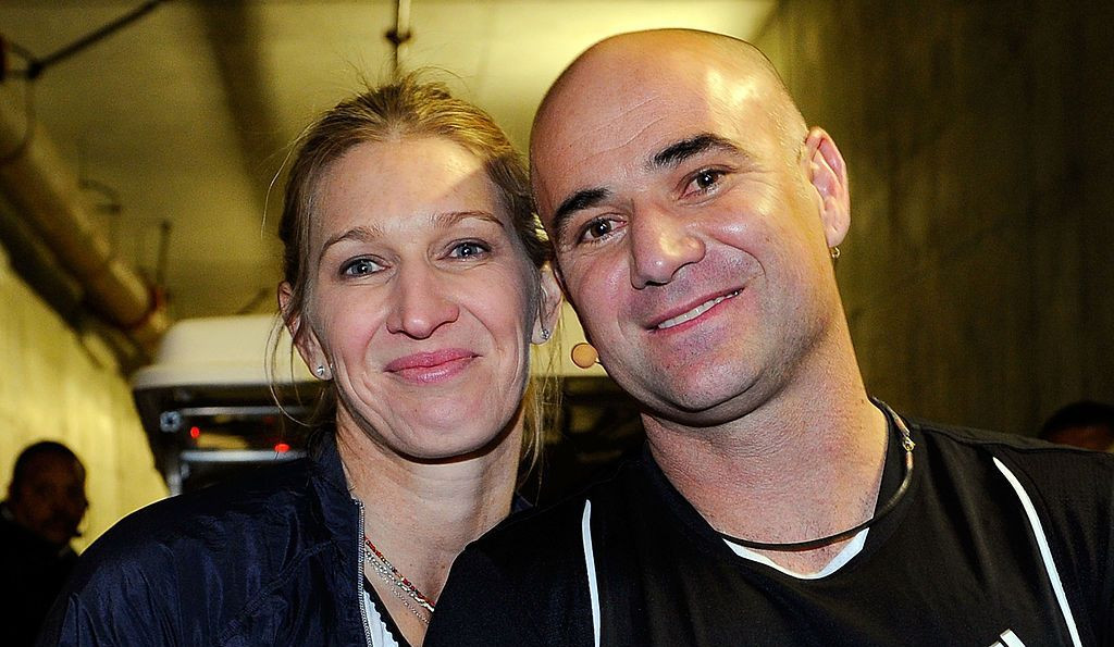 Fără aere de vedetă la sosirea soților Agassi și Graf &icirc;n Rom&acirc;nia. S&acirc;mbătă joacă cu Halep și Pavel &icirc;n direct la Pro Arena și VOYO