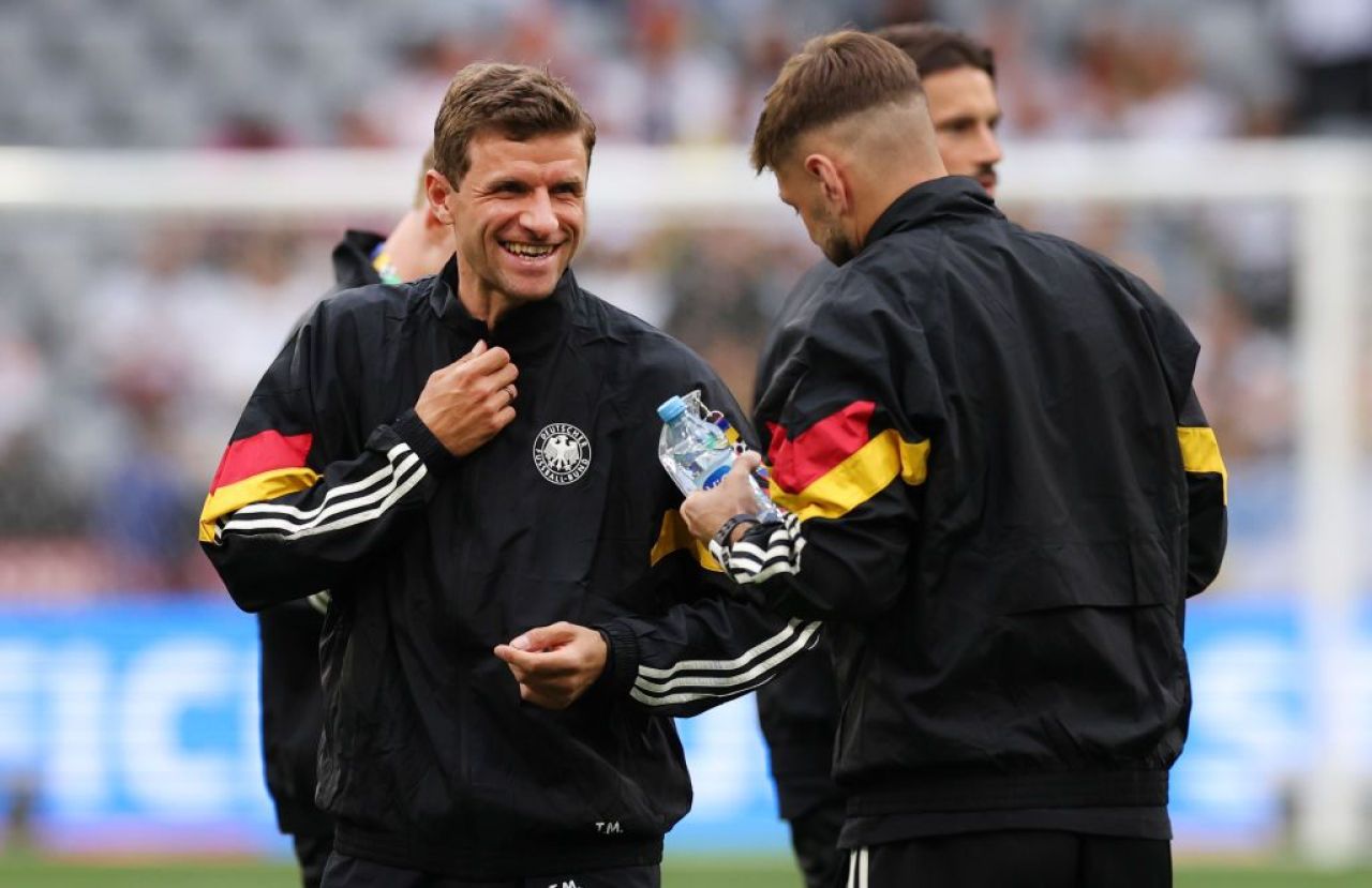 Thomas Muller i-a lăsat mască pe nemți! Ce a făcut la inspecția gazonului_2
