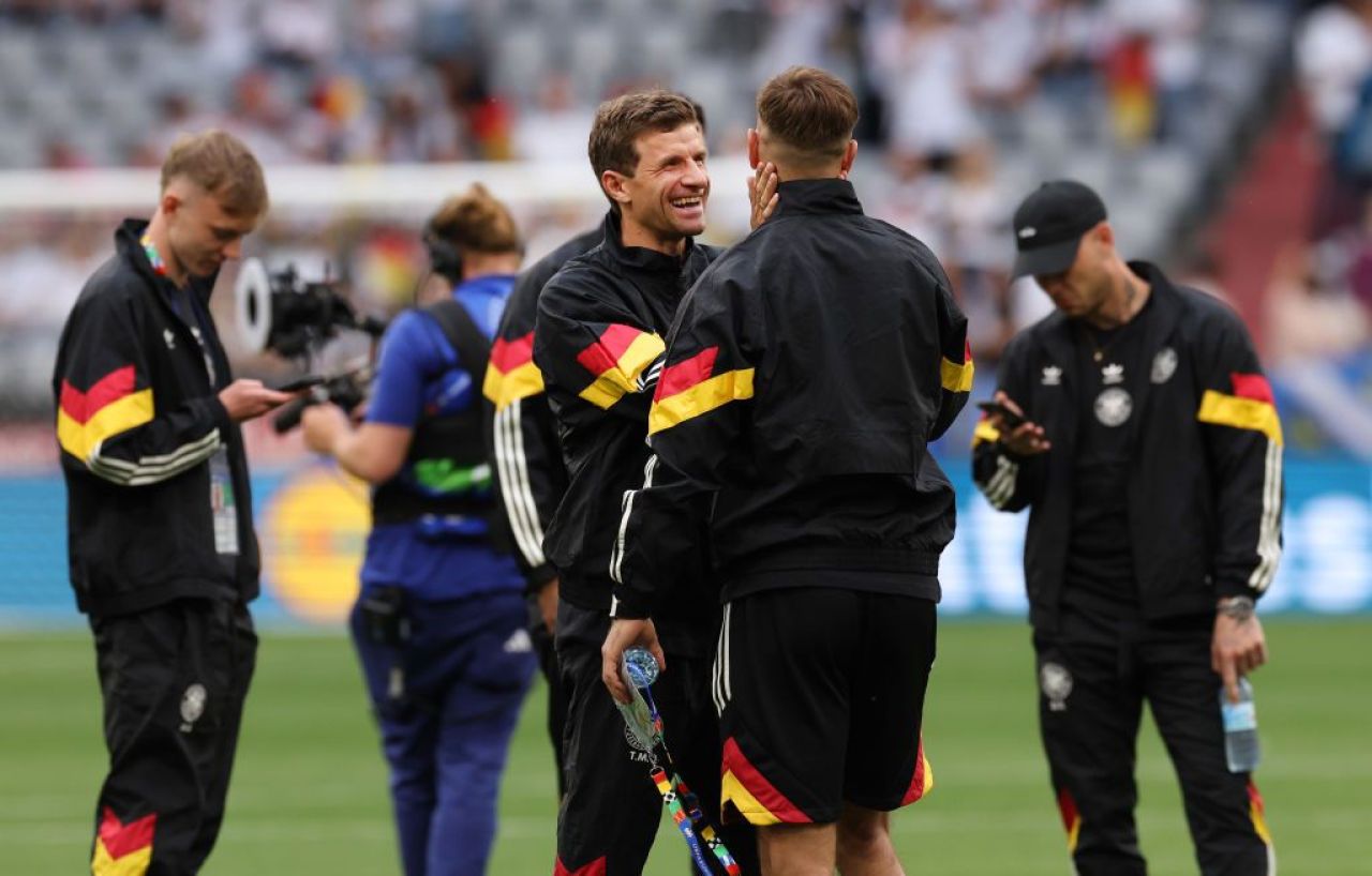 Thomas Muller i-a lăsat mască pe nemți! Ce a făcut la inspecția gazonului_7