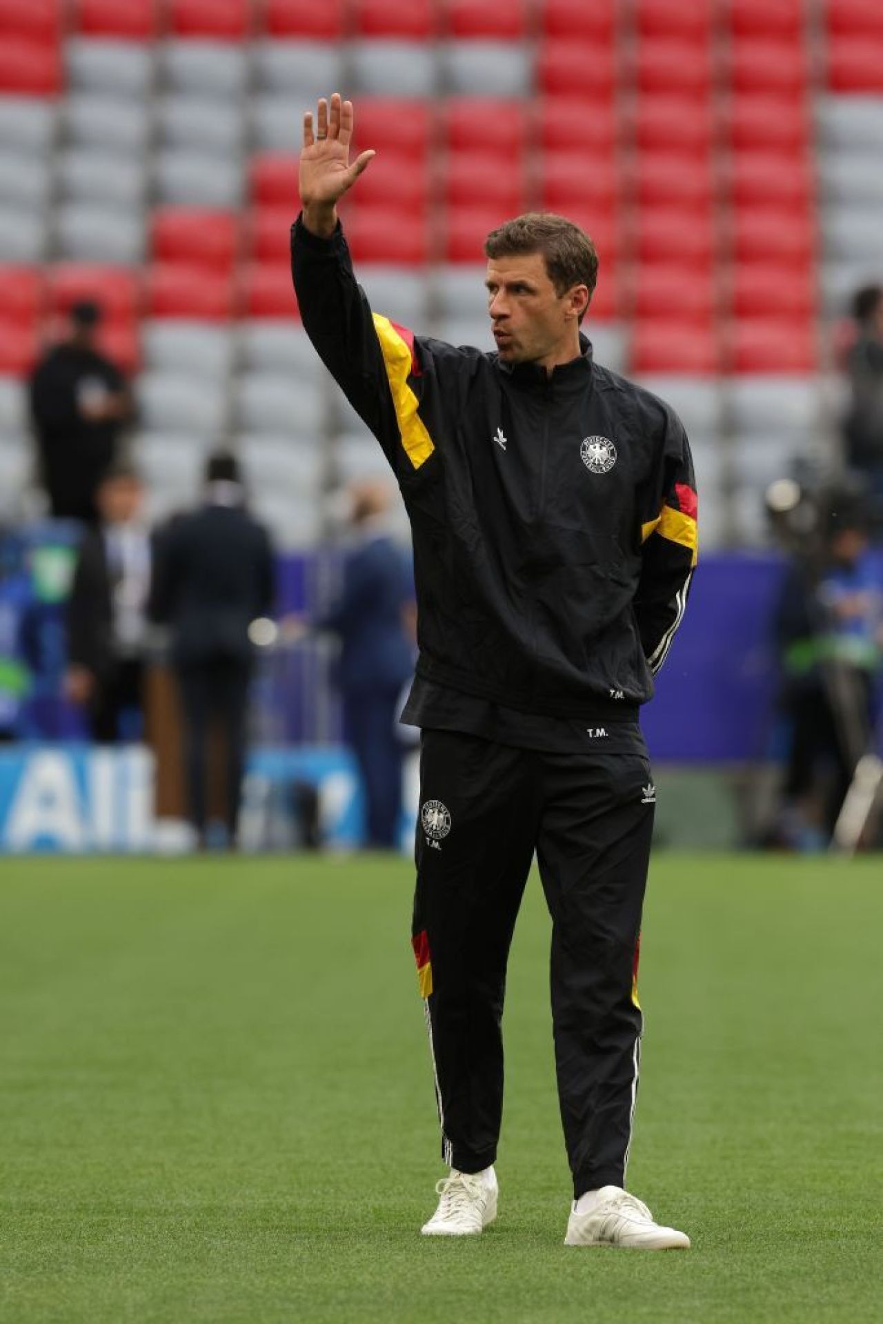 Thomas Muller i-a lăsat mască pe nemți! Ce a făcut la inspecția gazonului_8