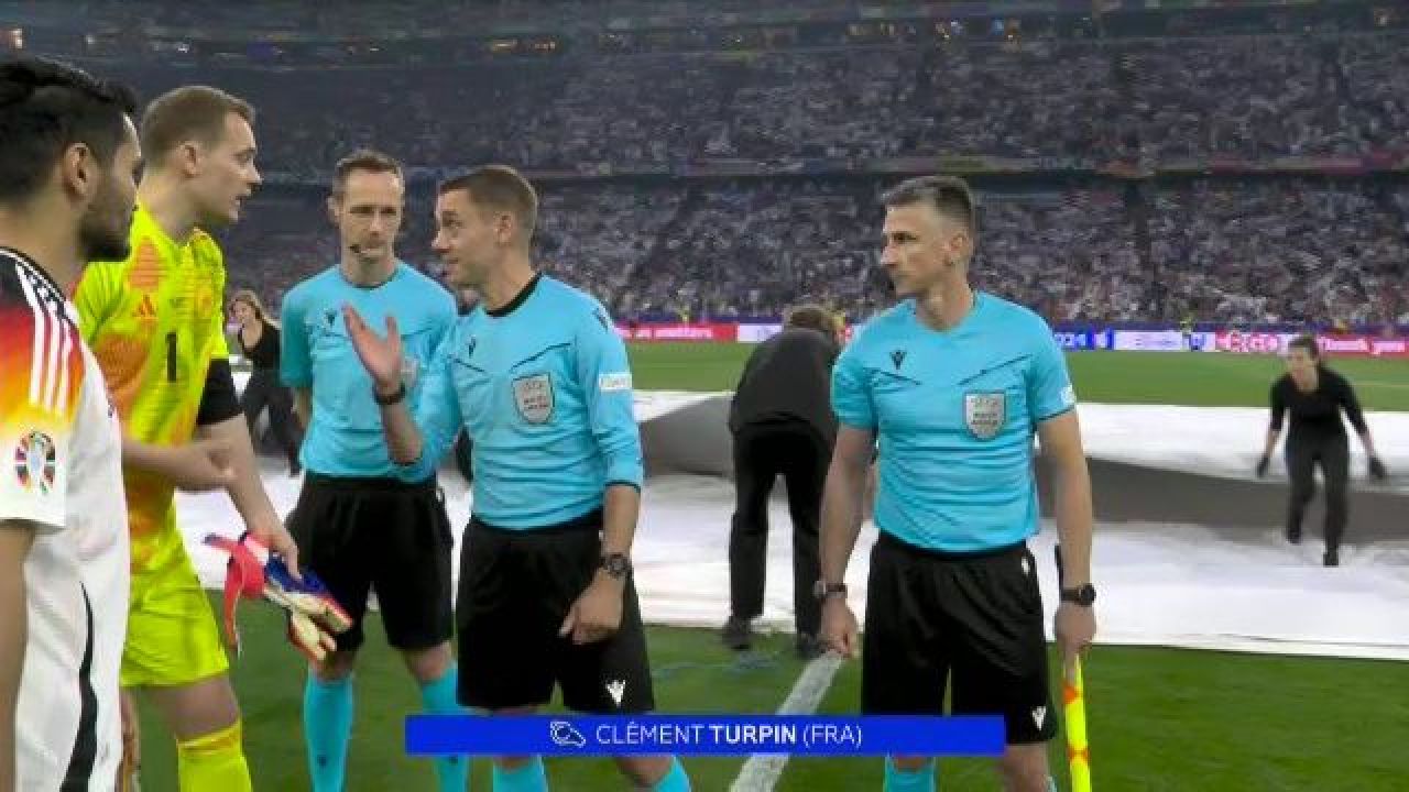 Momentul în care Manuel Neuer a fost trimis la vestiare, chiar înainte de Germania - Scoția: