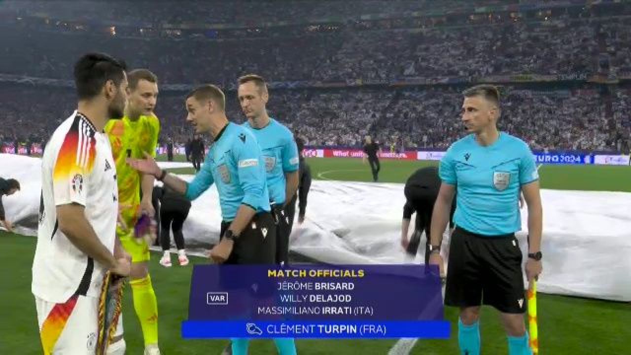 Momentul în care Manuel Neuer a fost trimis la vestiare, chiar înainte de Germania - Scoția: