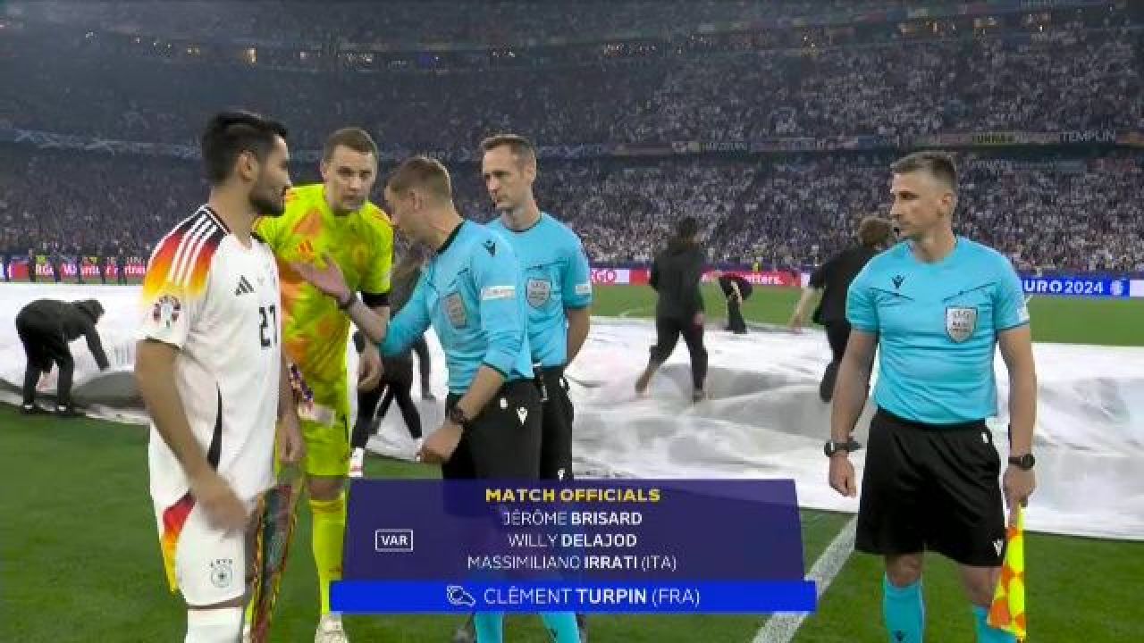 Momentul în care Manuel Neuer a fost trimis la vestiare, chiar înainte de Germania - Scoția: