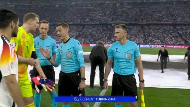 Momentul în care Manuel Neuer a fost trimis la vestiare, chiar înainte de Germania - Scoția: 