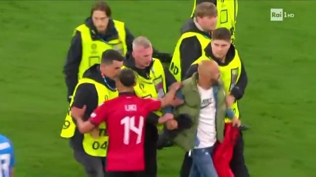 Se cer măsuri după ce meciul Italia - Albania a fost întrerupt în prelungiri. Ce nu s-a văzut la TV_11