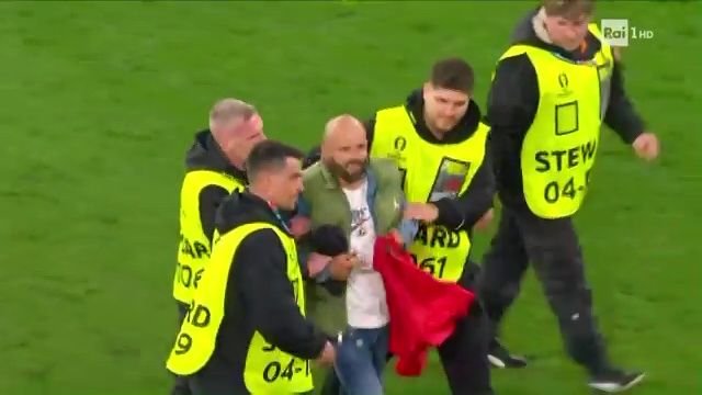 Se cer măsuri după ce meciul Italia - Albania a fost întrerupt în prelungiri. Ce nu s-a văzut la TV_12