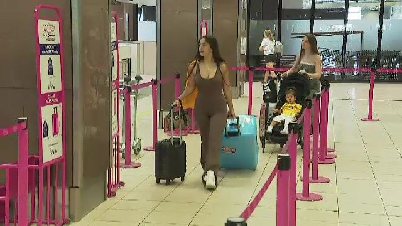 Ioana Timofeciuc a plecat în Germania pentru a-i face galerie lui Florinel Coman. Mesajul transmis la aeroport_6