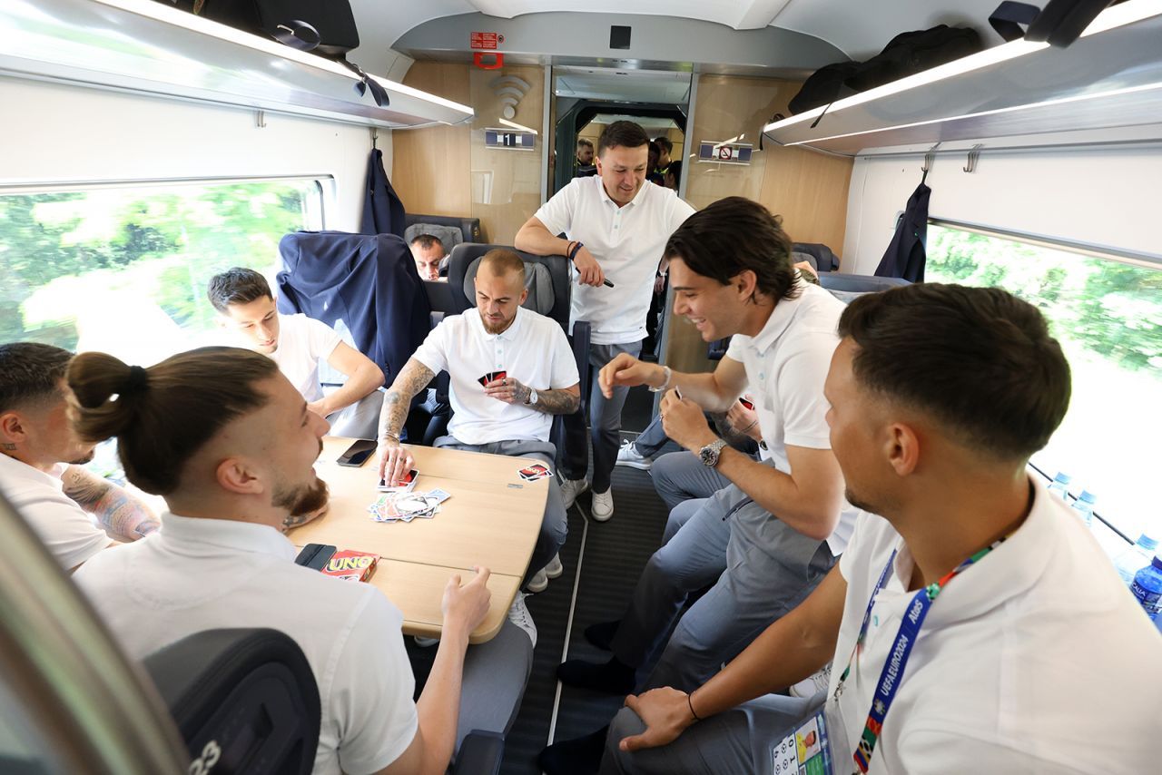 Trenul speranței! Imagini spectaculoase cu Denis Alibec & Co, într-o călătorie inedită la EURO 2024_1