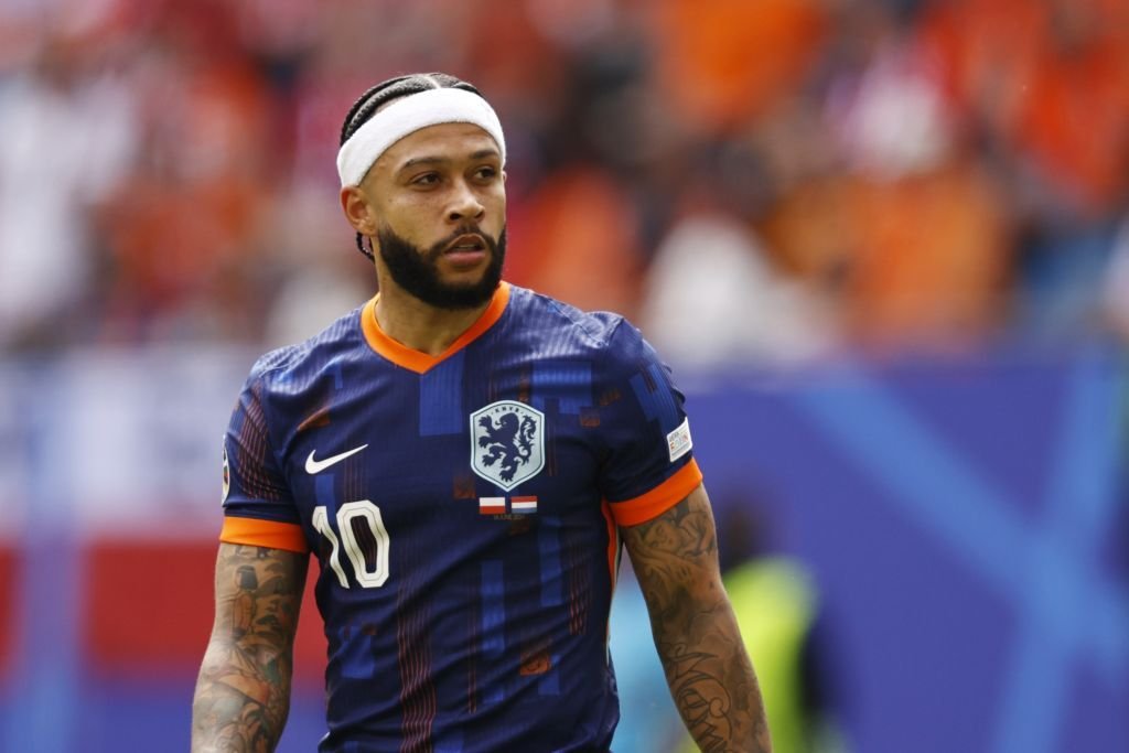 Motivul neașteptat pentru care Memphis Depay a apărut cu bentiță pe cap la meciul cu Polonia: 