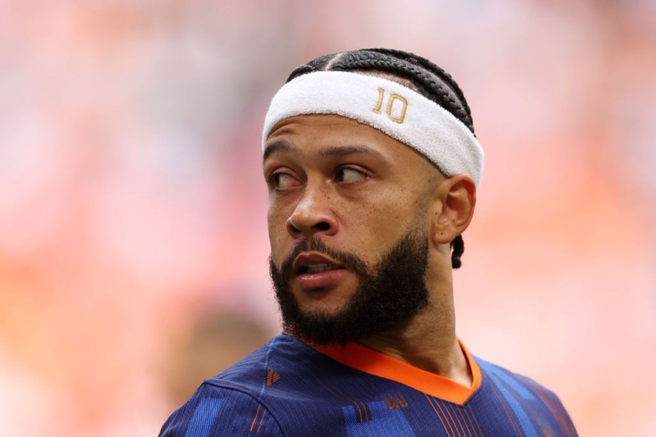 Motivul neașteptat pentru care Memphis Depay a apărut cu bentiță pe cap la meciul cu Polonia: