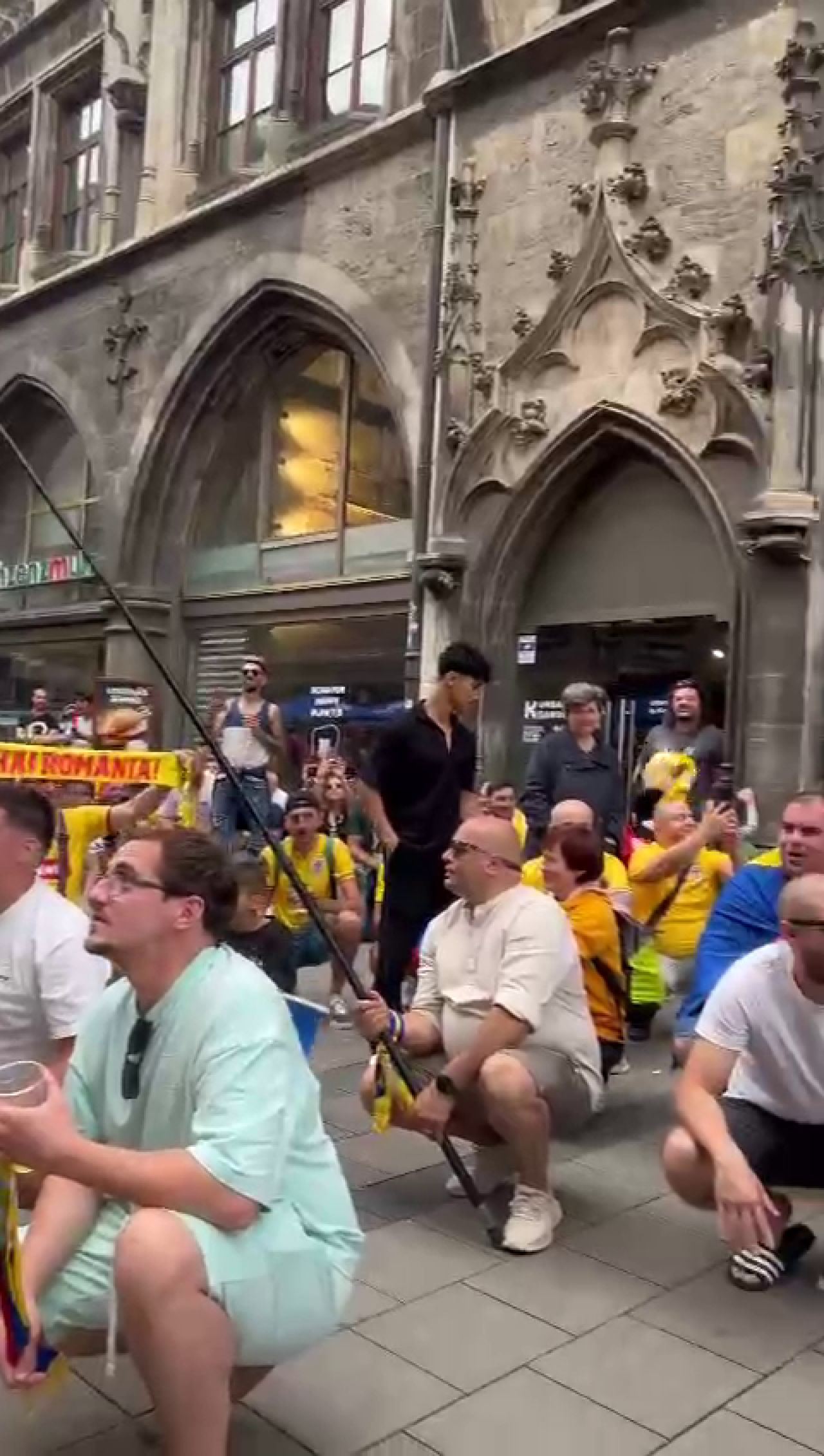 Spectacol pe străzile din Germania! Cum au fost surprinși suporterii tricolorilor_4