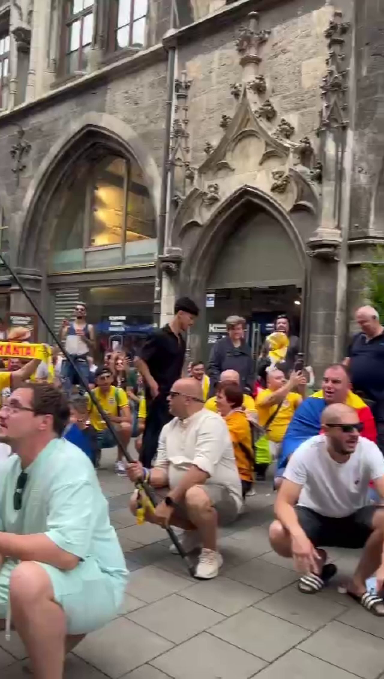 Spectacol pe străzile din Germania! Cum au fost surprinși suporterii tricolorilor_5