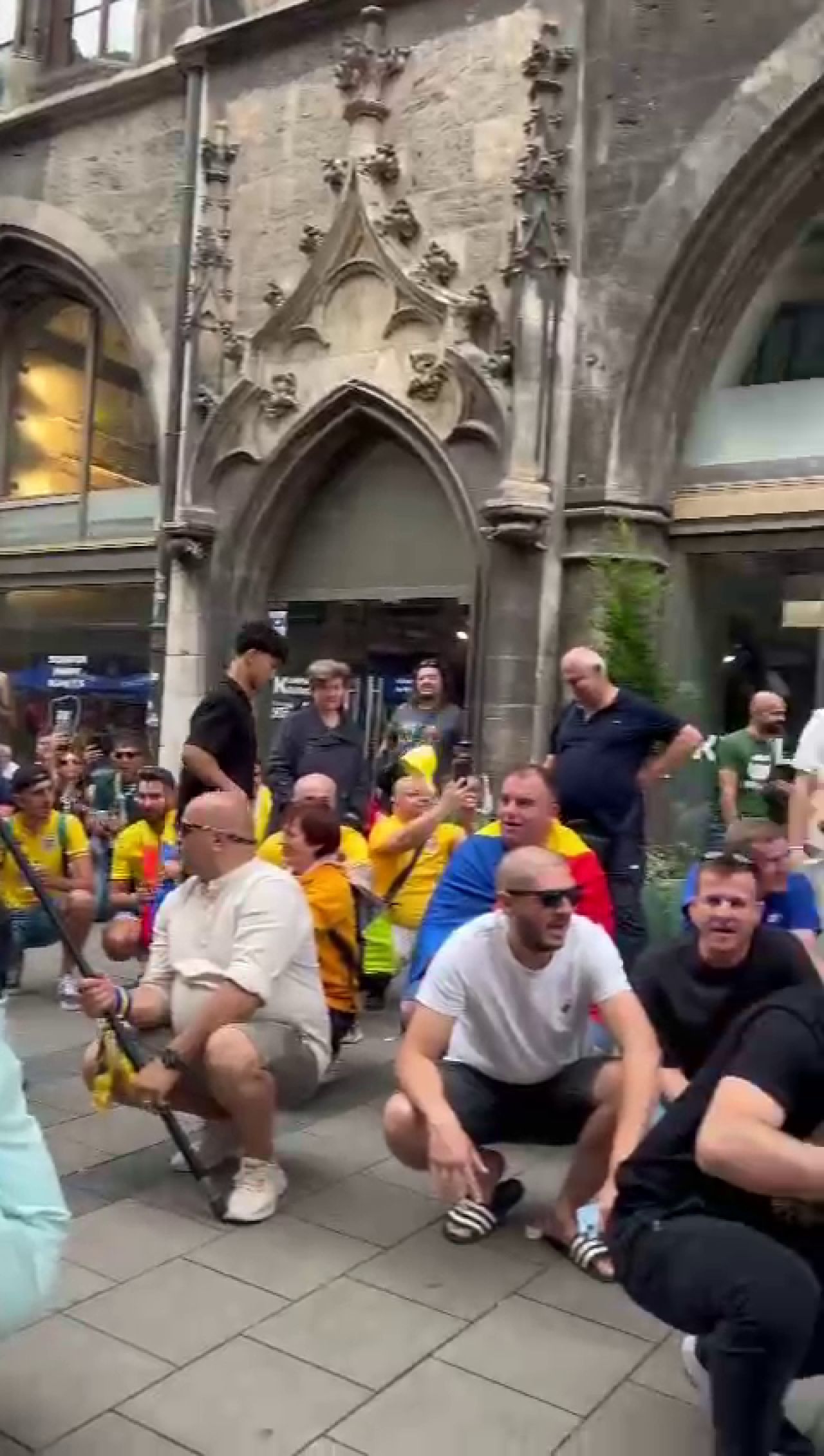 Spectacol pe străzile din Germania! Cum au fost surprinși suporterii tricolorilor_7
