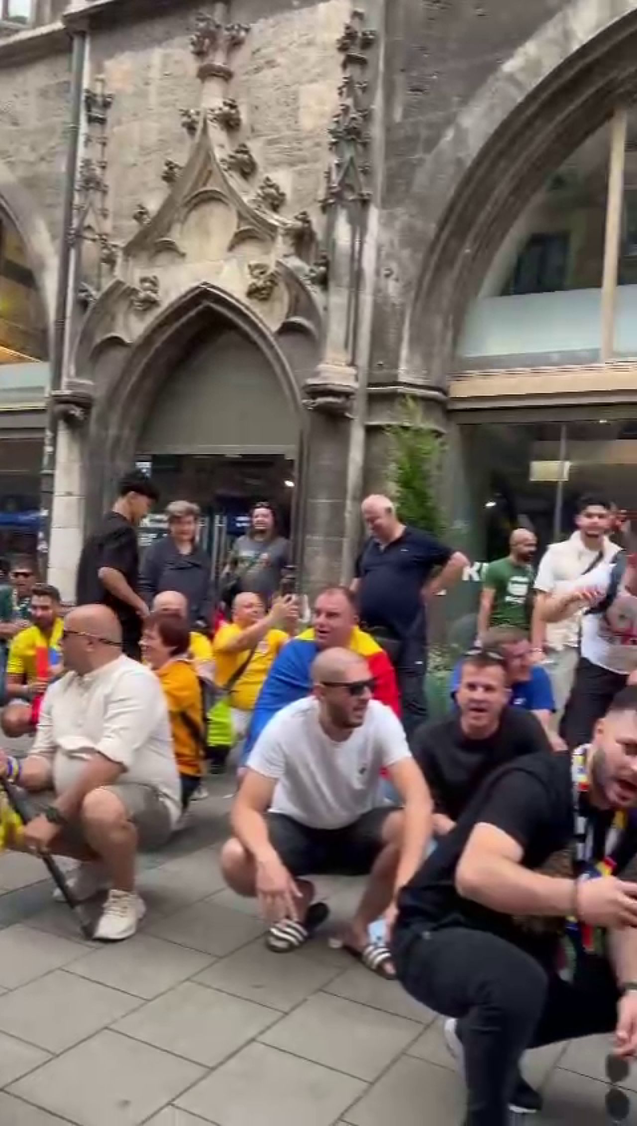 Spectacol pe străzile din Germania! Cum au fost surprinși suporterii tricolorilor_8