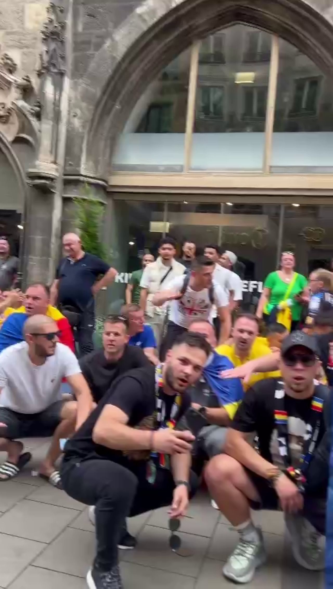 Spectacol pe străzile din Germania! Cum au fost surprinși suporterii tricolorilor_11