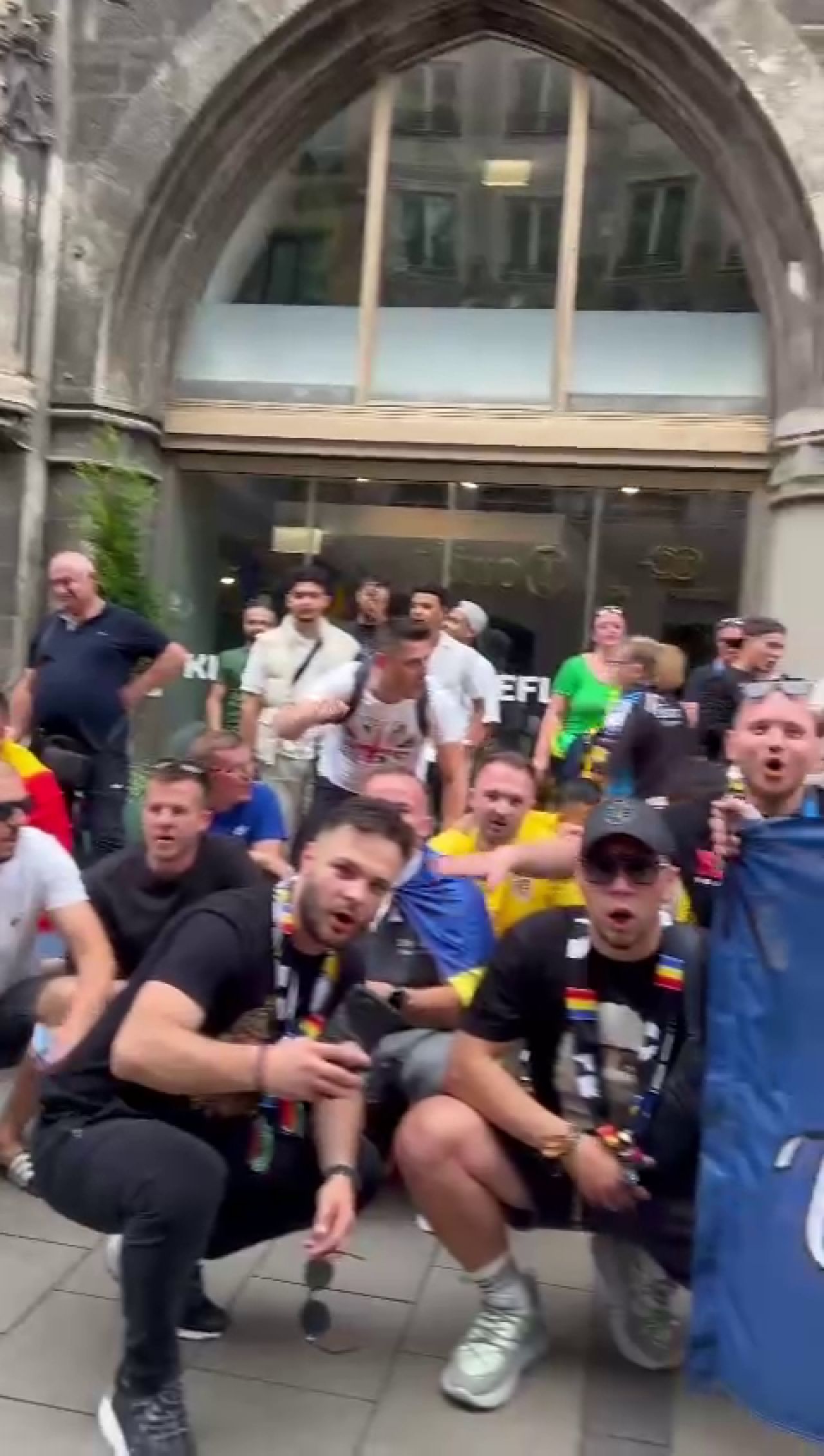 Spectacol pe străzile din Germania! Cum au fost surprinși suporterii tricolorilor_12