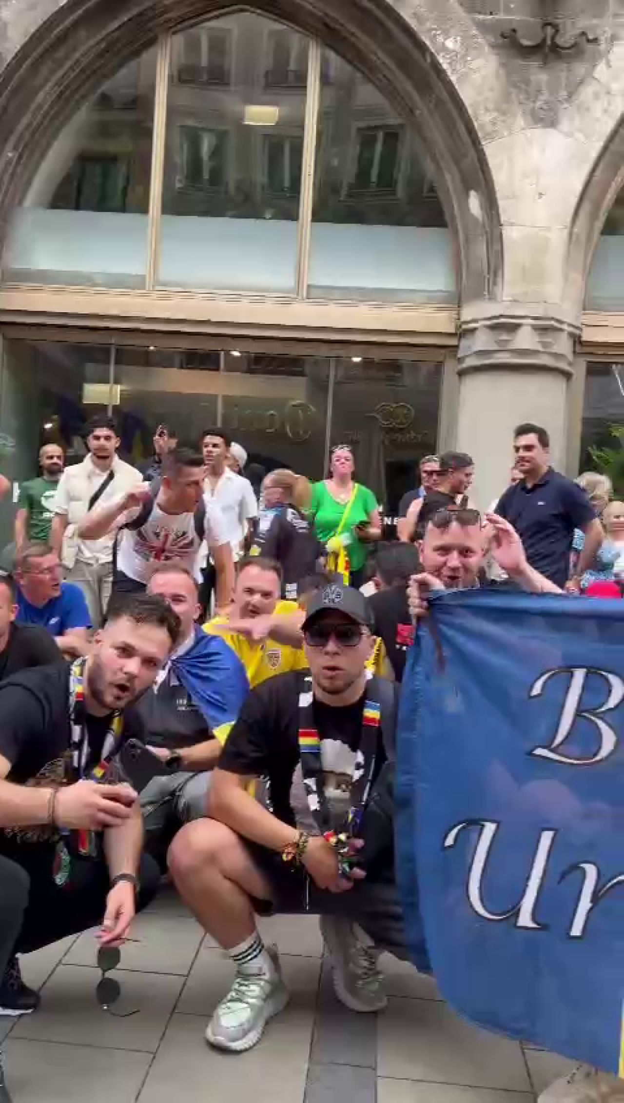 Spectacol pe străzile din Germania! Cum au fost surprinși suporterii tricolorilor_14