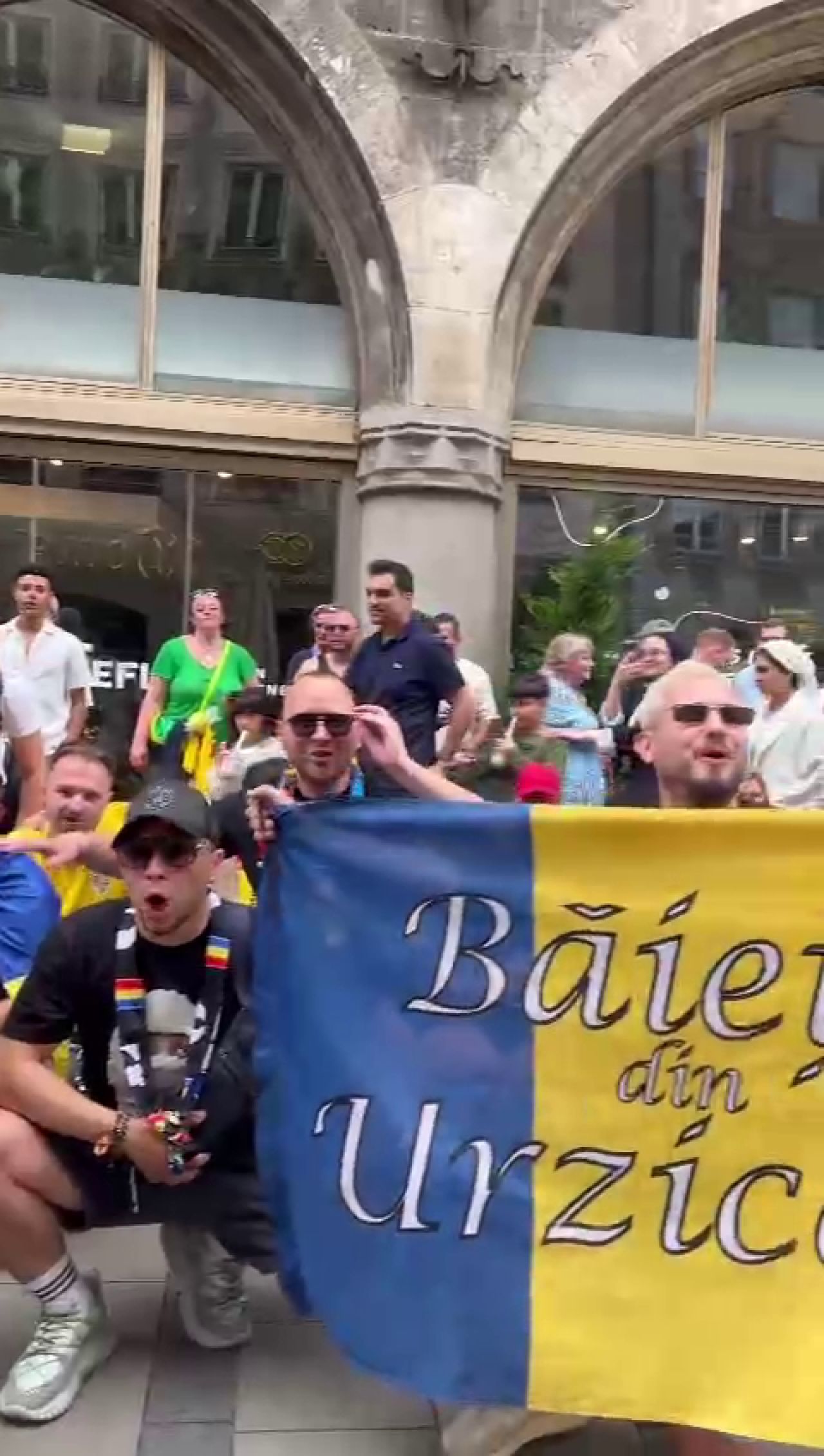 Spectacol pe străzile din Germania! Cum au fost surprinși suporterii tricolorilor_16