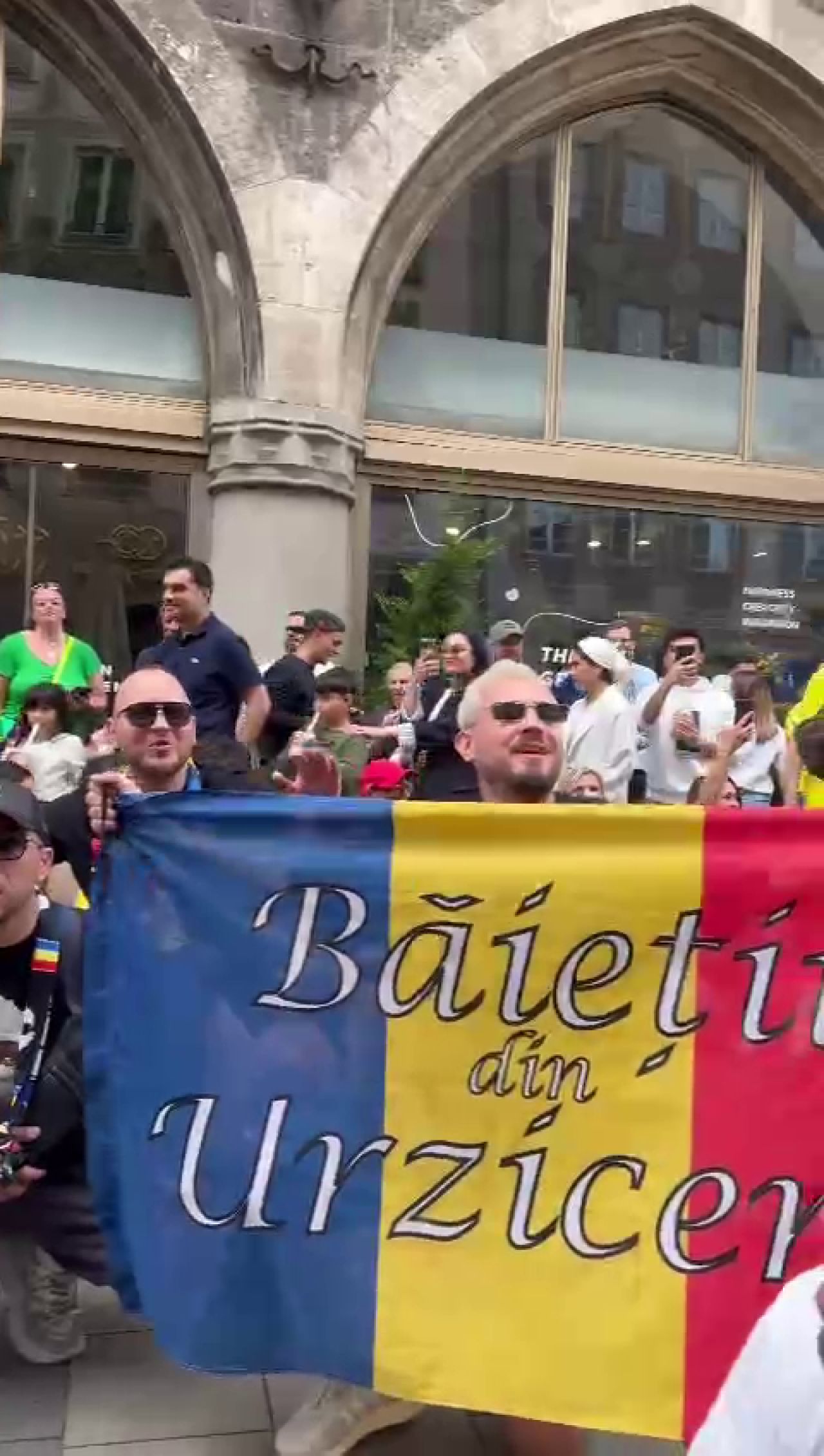 Spectacol pe străzile din Germania! Cum au fost surprinși suporterii tricolorilor_17