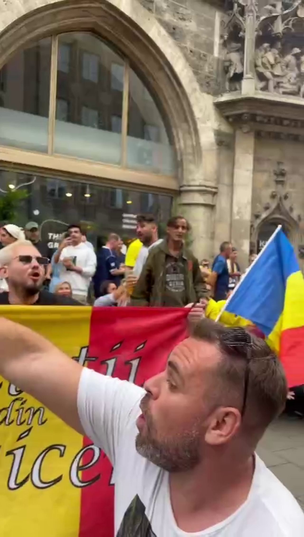 Spectacol pe străzile din Germania! Cum au fost surprinși suporterii tricolorilor_21