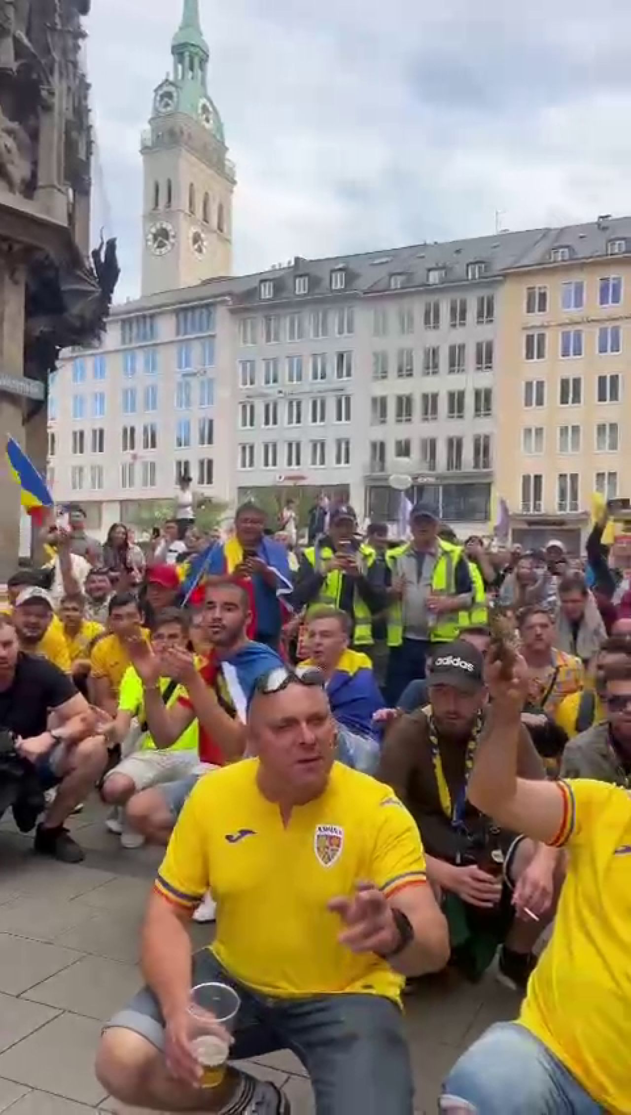 Spectacol pe străzile din Germania! Cum au fost surprinși suporterii tricolorilor_32