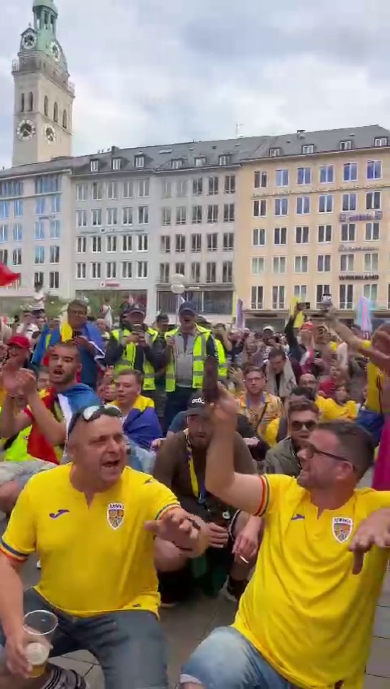 Spectacol pe străzile din Germania! Cum au fost surprinși suporterii tricolorilor_34