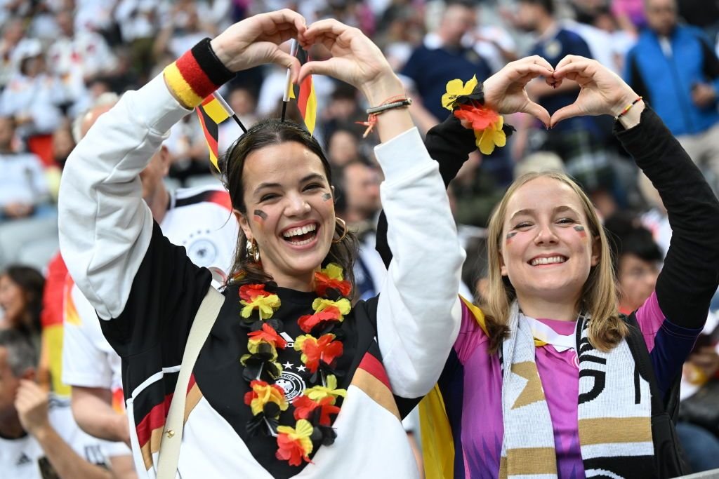 Frumusețile de la EURO 2024! Imagini spectaculoase cu fanele care au făcut senzație în tribune _17