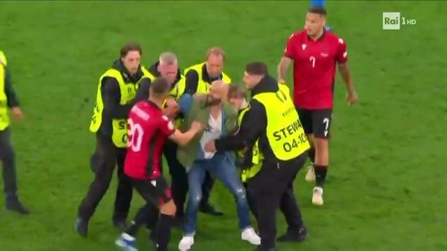 Scandal la EURO 2024: UEFA deschide o anchetă după haosul provocat de fanii albanezi!_7
