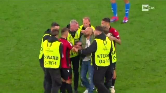 Scandal la EURO 2024: UEFA deschide o anchetă după haosul provocat de fanii albanezi!_8