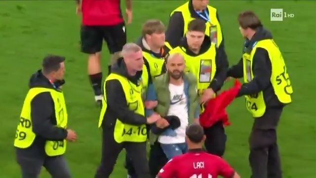 Scandal la EURO 2024: UEFA deschide o anchetă după haosul provocat de fanii albanezi!_9