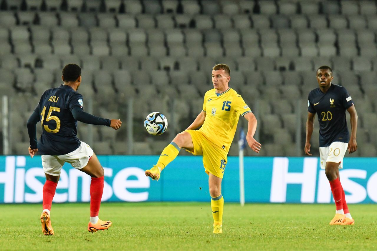 Fotbalistul român născut lângă Galați a semnat cu Dinamo Kiev, vicecampioana Ucrainei! Contract pe 5 sezoane, salariu pe măsură_9