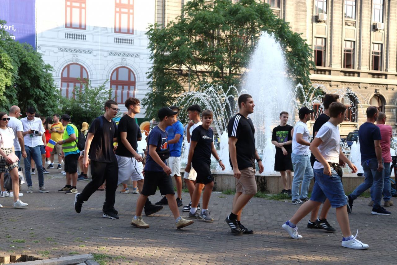 Fierbe Piața Universității! Românii au strălucit în centrul Bucureștiului după victoria naționalei de la EURO 2024_2