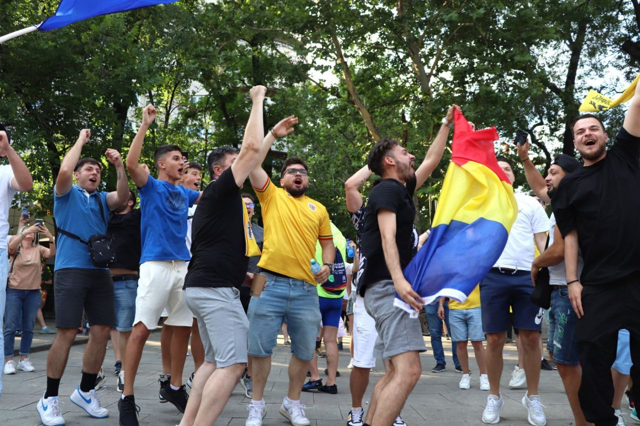 Fierbe Piața Universității! Românii au strălucit în centrul Bucureștiului după victoria naționalei de la EURO 2024_6