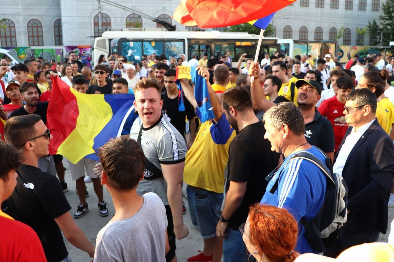 Fierbe Piața Universității! Românii au strălucit în centrul Bucureștiului după victoria naționalei de la EURO 2024_12