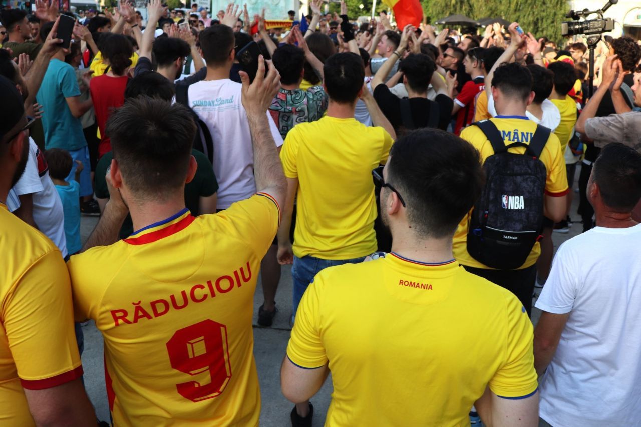Fierbe Piața Universității! Românii au strălucit în centrul Bucureștiului după victoria naționalei de la EURO 2024_13